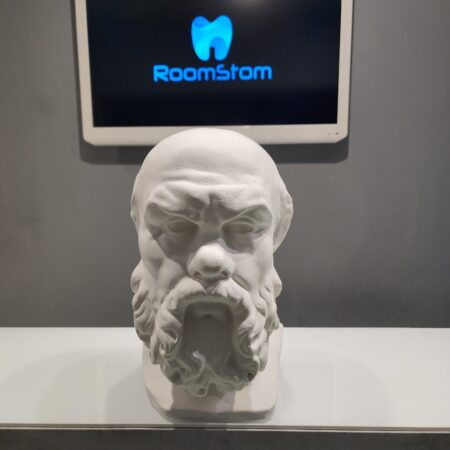 RoomStom - стоматология, в которой предоставляется комплексный подход в лечении.